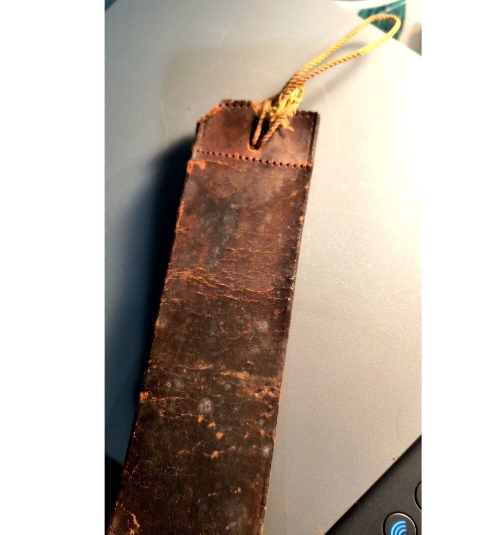 816. Vintage Leather Strap Straight Razor Sharpener